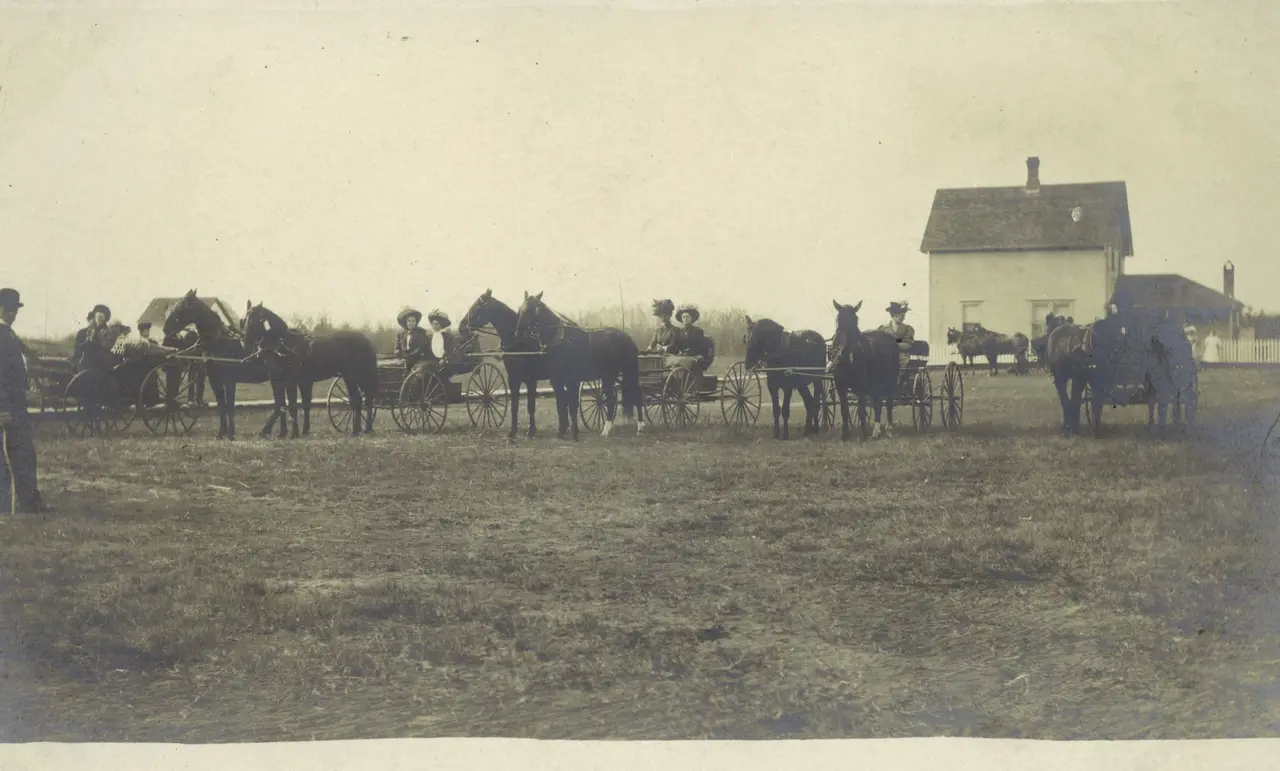 Horse and buggy race lineup, about 1910